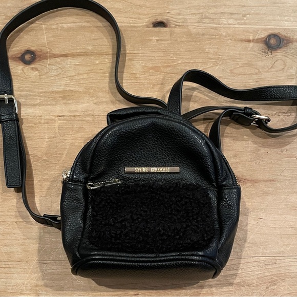 Steve Madden Black Gold backpack purse travel bag faux pebbled leather sherpa - Picture 6 of 7